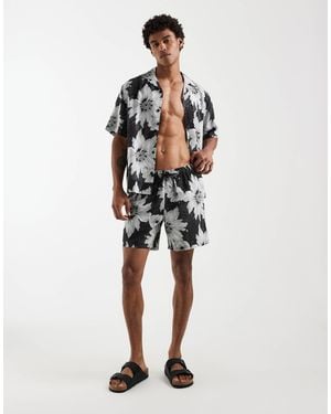 ASOS – mittellange badeshorts - Natur