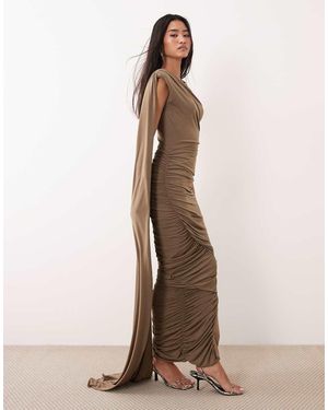 TFNC London Vestito Lungo Aderente Senza Maniche Oliva Con Spalline Imbottite E Mantella Arricciata - Neutro