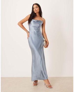 Pretty Lavish Vestido De Dama De Honor Largo Con Cuello Desbocado De Satén Keisha De - Azul