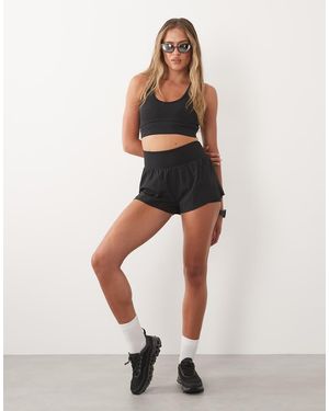 4505 Pantalones Cortos Negros Para Correr Ligeros Con Diseño 2 En 1 Con Bolsillos Con Cremallera De Tejido De Secado Rápido