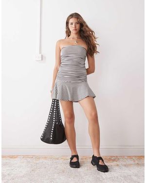 Weekday Vestido Corto A Rayas Marrón Topo Y Blanco Hueso Fruncido Con Escote Palabra De Honor De