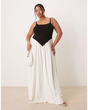 Pretty Lavish Curve Maude - robe longue avec partie contrastante froncée - et crème - Neutre