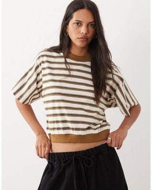 ASOS Gestreiftes t-shirt mit kontrastierendem ausschnitt - Braun