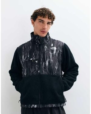 The North Face Retro Denali Jack Met Zwarte Print - Blauw