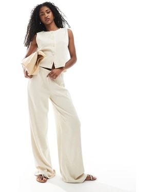 Miss Selfridge Pantaloni Premium Morbidi A Coste Con Fondo Ampio Color Avorio - Bianco