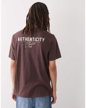 Champion T-Shirt Girocollo Con Grafica Stampata Sul Retro - Marrone