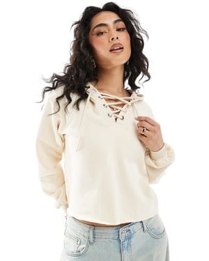 Monki Sweat à capuche court avec détail lacé - cassé - Neutre