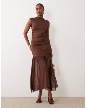 Vila Vestido Largo Marrón Ceñido Con Cuello Alto De