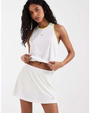Fred Perry Minifalda Pantalón Blanca De Estilo Tenista Con Logo De (Parte De Un Conjunto) - Blanco