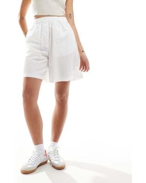 ASOS Pantalones Cortos Blancos De Corte Alargado Estilo Bóxer De