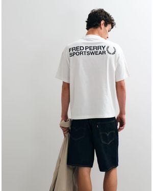 Fred Perry Camiseta Deportiva Blanca Con Logo Y Gráfico En La Espalda - Gris