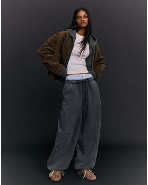Bershka Petite – flauschige barrel-hose - Schwarz