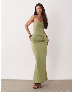 Aria Cove – doppellagiges, anschmiegsames, trägerloses maxikleid - Grün