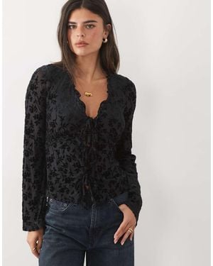 Nobody's Child Top De Manga Larga Con Cuello De Pico Y Devoré Floral - Negro