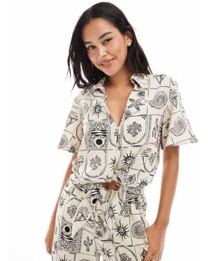 Object Camicia Allacciata Sul Davanti Con Stampa Di Conchiglie Monocromatica - Grigio