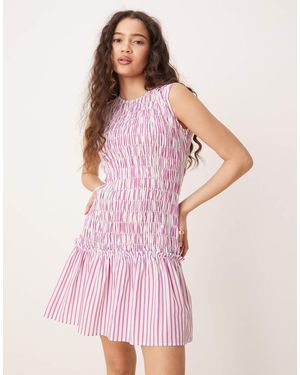Glamorous Gestreepte Mini Jurk Met Gesmokte Verlaagde Taille - Roze