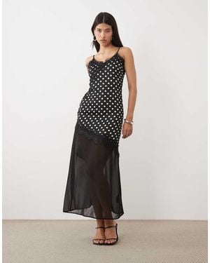 Kaiia Exclusieve Maxi-Jurk Van Satijn Met Kanten Afwerking, Asymmetrische Doorschijnende Chiffon Zoom - Wit