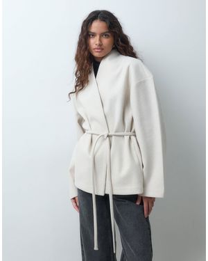 Aware Veste courte cache-cœur à lien sur le devant en crème - Blanc