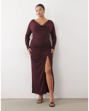 Tfnc Plus Robe longue ornée à col bénitier avec fente sur la cuisse en cerise - Violet