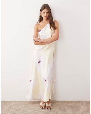 Pretty Lavish Satijnen Maxi Jurk Met Blote Schouder En Bloemenprint - Naturel