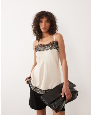 ASOS Satijnen Camitop Met Kanten Rand En Lange Pasvorm - Wit