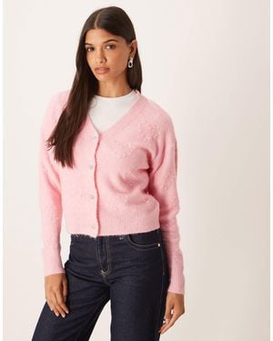 Vila – strickjacke aus hell bouclé mit herzmuster und silberfarbenen knöpfen - Pink