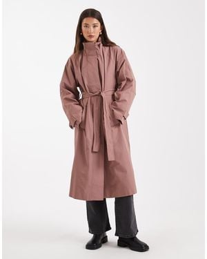 Object Gabardina Rosa De Corte Depurado Con Cuello Alto Y Lazada En La Cintura De - Rojo
