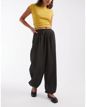 ASOS Pantalon d'ensemble à jambe ballon avec bas à nouer en seersucker à carreaux - Noir