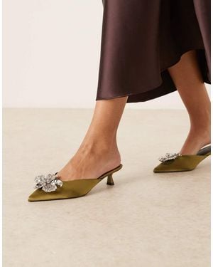 ASOS Mules Oliva De Tacón Medio De Satén Con Detalle De Flor Savvy De - Marrón