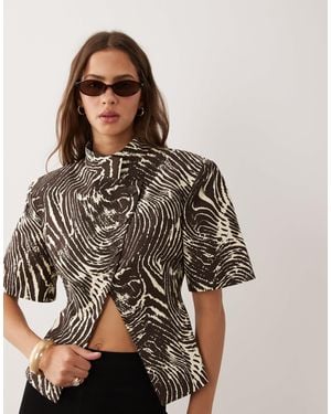 ASOS Blazer asymétrique à manches courtes et imprimé zébré - Marron