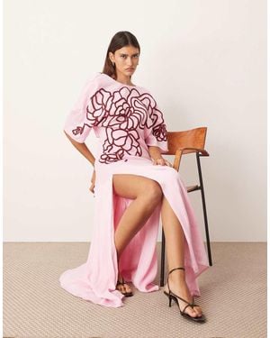 ARRANGE Vestido De Tarde Largo Y Rojo Con Espalda Baja Y Bordado Floral Lineal De - Rosa