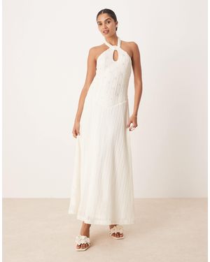 Amy Lynn Robe longue dos nu en maille avec ourlet tombant et ornements - crème - Neutre