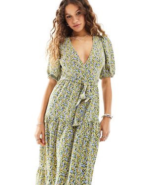 Glamorous – gestuftes wickel-maxikleid mit kurzen ärmeln - Grün