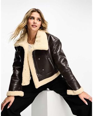 Pull&Bear Cropped Pilotenjack Met Randen Van Imitatiebont - Zwart