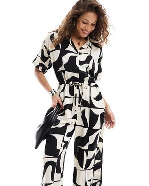 Monki Mono Largo Negro Con Lazada En La Cintura Y Estampado Blanco De Puzzle De