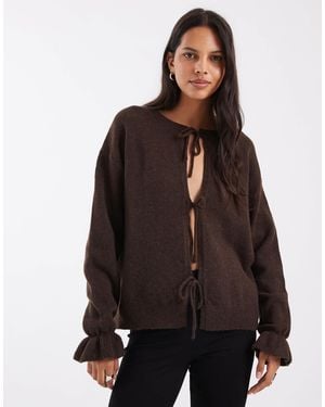 Pieces Gilet en maille à volants aux poignets et lien sur le devant chocolat - Marron