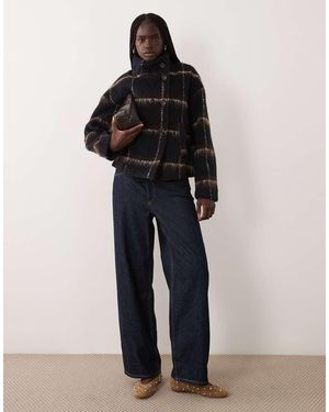 Vila Chaqueta Corta Con Cuello Alzado De Efecto Lana Cepillada A Cuadros Azul Marino Y Marrón