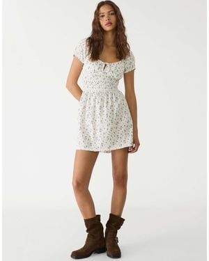 Stradivarius – gemustertes minikleid - Weiß