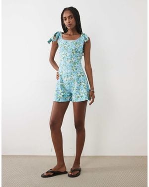 Miss Selfridge – playsuit mit gebundenen trägern und blumenmuster - Blau