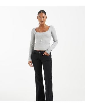 Only Petite Vaqueros Acampanados De Talle Muy Bajo En Lavado - Blanco