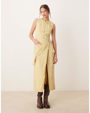 ASOS Vestido Midi Color Piedra Con Lavado Ácido, Detalle De Hebilla Y Abertura En El Bajo De Sarga De - Metálico