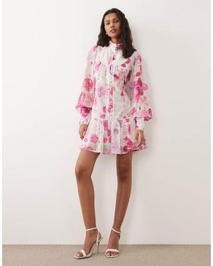 Hope & Ivy Vestido Corto Con Estampado Floral, Cuello Alto, Mangas Globo Y Cintura Baja De Chifón - Rosa