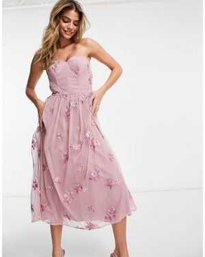 Chi Chi London – schulterfreies ballkleid mit 3d-blumen - Pink