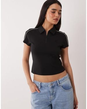 Calvin Klein – schmal geschnittenes, kurzes racer-polohemd - Schwarz