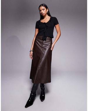 Forever New Falda Midi Marrón Chocolate Oscuro De Corte Acampanado De Tejido Efecto Cuero De -Rojo