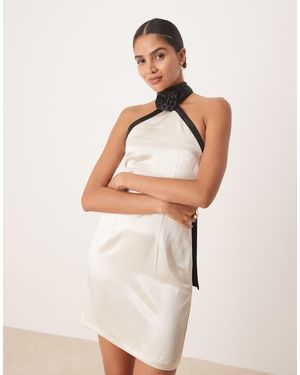 Amy Lynn Vestido Corto Dorado Suave Con Cuello Halter Y Ribetes Negros En Contraste De Satén De -Blanco - Neutro