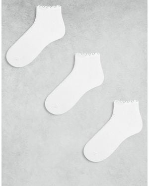 Monki 3 Pack Ankle Socks With Frill Edge - White