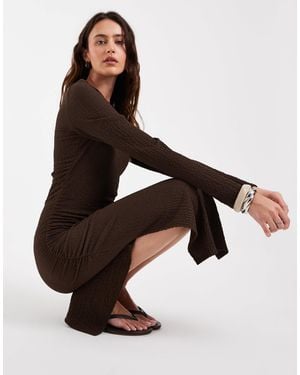 Pieces Midikleid mit langen ärmeln, struktur und raffungen - Braun