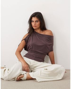 ASOS Figurbetontes oberteil mit raffungen, wasserfallausschnitt und einem ärmel - Braun