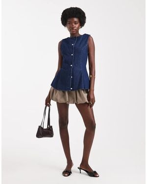 ASOS Chaleco Vaquero Con Enjuagado, Cuello Redondo Y Sobrefalda Plisada De -Azul